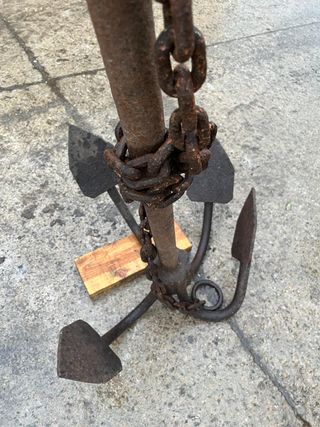 Ancla de barco antigua