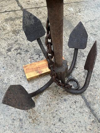 Ancla de barco antigua