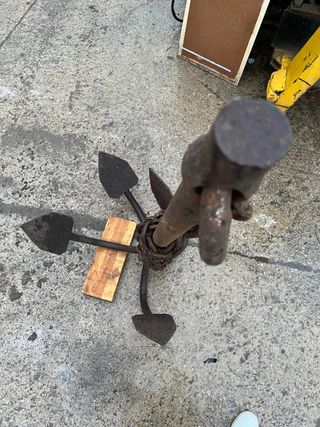 Ancla de barco antigua