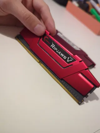 16GB RAM(2x8GB) Roja G.Skill Ripjaws V DDR4