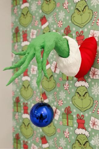 Adorno Grinch Brazo con Bola Azul