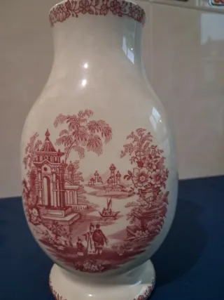 LA CARTUJA DE SEVILLA. Jarrón de porcelana blanco