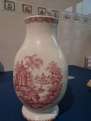 LA CARTUJA DE SEVILLA. Jarrón de porcelana blanco