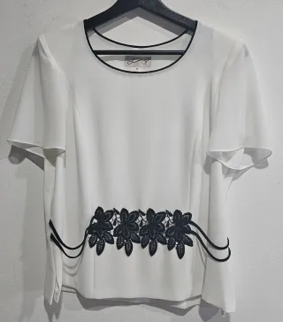 Blusa Lumi blanca con detalles negros talla 44