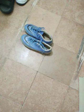 Zapatos de fútbol Nike azules y grises