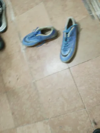 Zapatos de fútbol Nike azules y grises