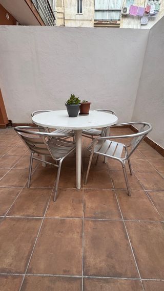 Mesa redonda y 4 sillas de exterior