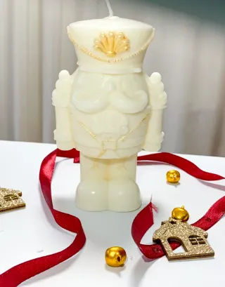 Figura de cascanueces de cera de soja.