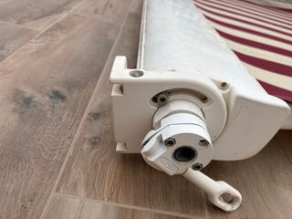 Toldo cofre para terraza blanco manual.