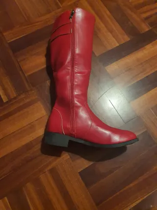 Botas rojas altas con detalle de corazón