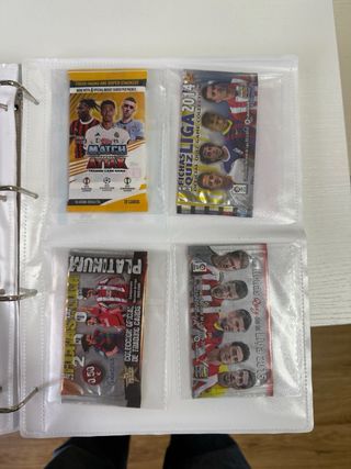 49 sobres fútbol y basket de diferentes años.