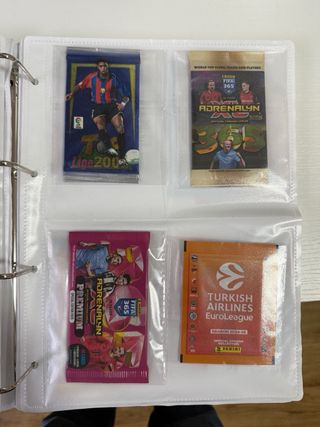 49 sobres fútbol y basket de diferentes años.