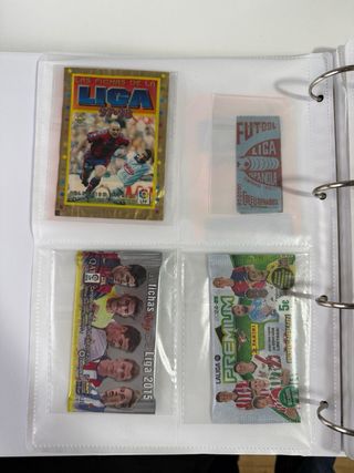 49 sobres fútbol y basket de diferentes años.