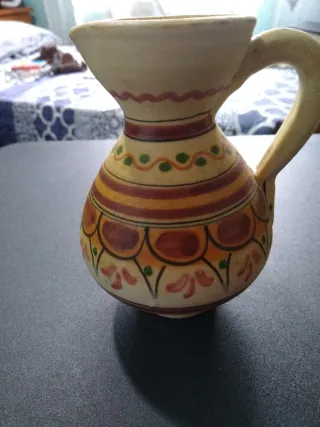 Jarras de cerámica pintadas a mano