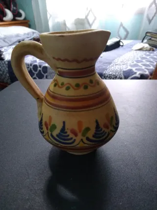 Jarras de cerámica pintadas a mano