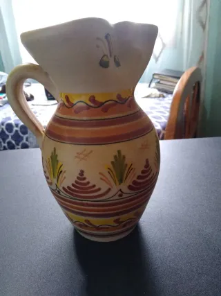 Jarras de cerámica pintadas a mano