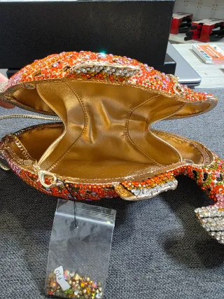 Bolso de mano con pedrería de pez