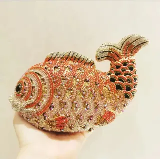 Bolso de mano con pedrería de pez
