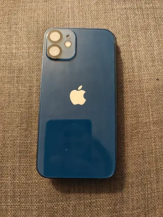 iPhone 12 mini azul con funda y cargador