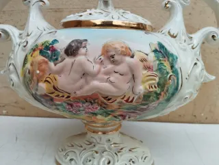 Antico centrotavola ceramica Capodimonte con putti
