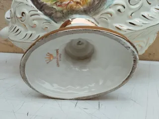 Antico centrotavola ceramica Capodimonte con putti