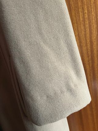 Abrigo largo beige con cuello de pelo negro