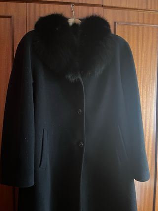 Abrigo negro largo con cuello de pelo