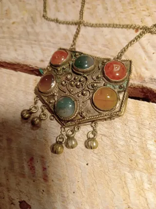 Collar antiguo con medallón de piedras y filigrana