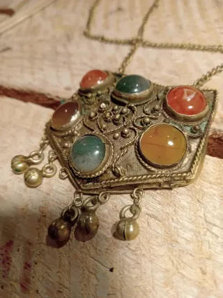 Collar antiguo con medallón de piedras y filigrana