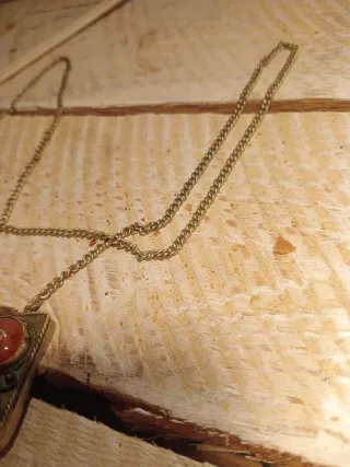 Collar antiguo con medallón de piedras y filigrana