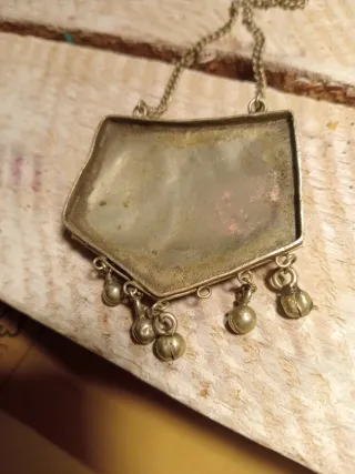 Collar antiguo con medallón de piedras y filigrana