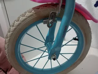 Bicicleta Frozen 14 con ruedines y casco