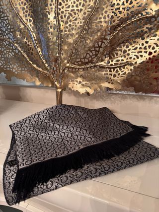 Bufanda  Guess Negro y Gris con Flecos