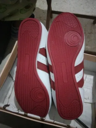 Botines blancos y rojos sin cordones