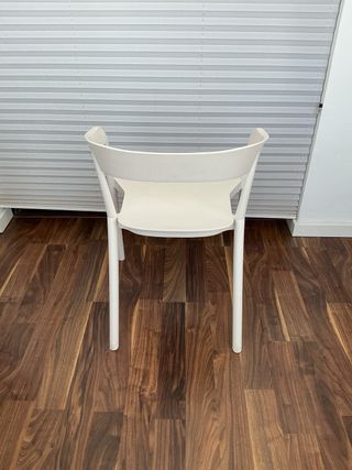 Silla blanca con reposabrazos