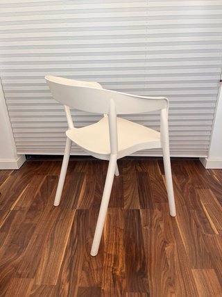 Silla blanca con reposabrazos y regalo cojín rosa