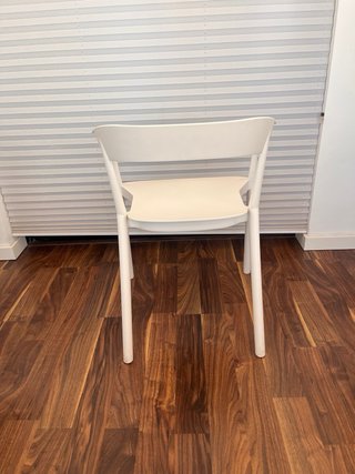 Silla blanca con reposabrazos y regalo cojín rosa