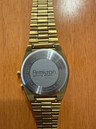 Reloj Armitron LED Dorado Retro