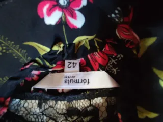 Vestido floral negro manga larga.