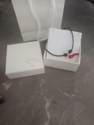 Bracciale con cornetto rosso e cordino nero