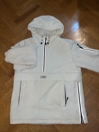 Abrigo blanco con capucha