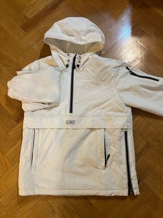 Abrigo blanco con capucha