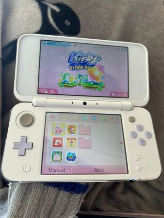 Nintendo 2DS XL Lavanda, tres tarjetas de juego