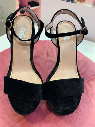 Sandalo con plateau nero