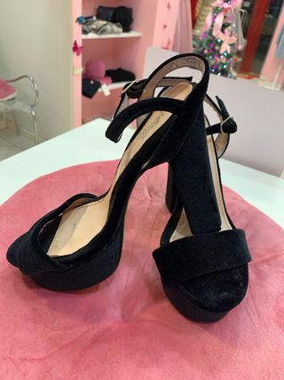 Sandalo con plateau nero