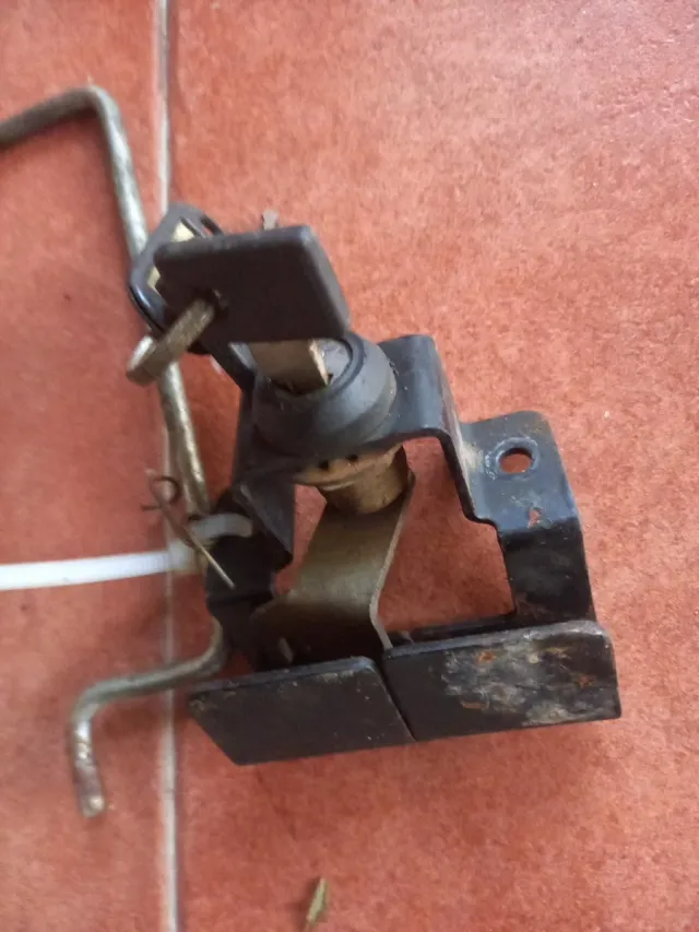 Cerradura Asiento Derbi Senda 1993