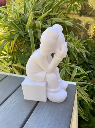 Figura Kaws sentado triste blanca