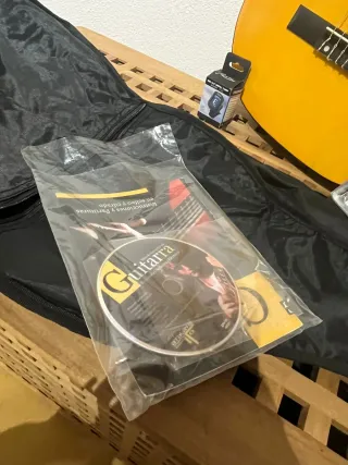 Guitarra Clásica Amarilla