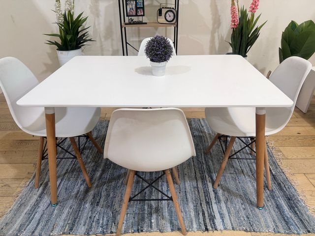 Mesa con 4 sillas nuevas de fábrica