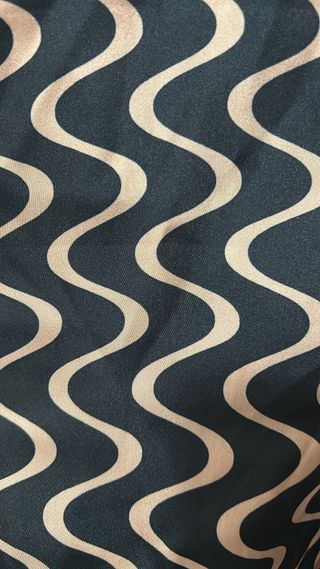 Blusa ondas negro y dorado